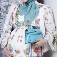 Mengenakan riasan natural glam seperti biasanya, penampilan Syahrini jadi terlihat kian menawan. Pesona bumil yang satu ini juga semakin terpancar menjelang proses persalinan. Foto: Instagram/@princessyahrini