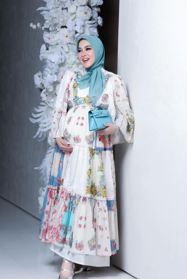 Sebelum akhirnya mempublikasikan kehamilannya ke publik, wanita 43 tahun itu sempat menutupi kehamilannya. Kala itu ia selalu mengenakan pakaian-pakaian longgar yang membuat baby bump di perutnya tidak terlihat. Namun akhirnya kini baby bump tersebut sudah diungkap ke publik. Foto: Instagram/@princessyahrini