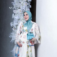 Sebelum akhirnya mempublikasikan kehamilannya ke publik, wanita 43 tahun itu sempat menutupi kehamilannya. Kala itu ia selalu mengenakan pakaian-pakaian longgar yang membuat baby bump di perutnya tidak terlihat. Namun akhirnya kini baby bump tersebut sudah diungkap ke publik. Foto: Instagram/@princessyahrini