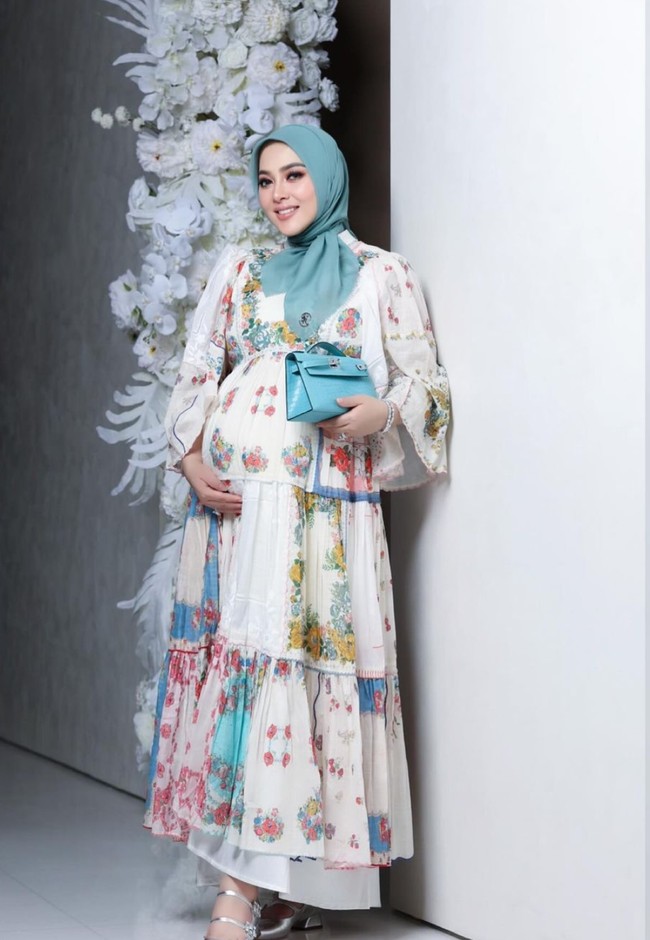 Setelah mempublikasikan kehamilannya, kini Syahrini terlihat semakin sering memamerkan baby bump di perutnya yang sudah semakin besar. Seperti dalam foto unggahan terbarunya, Syahrini terlihat berpose sambil memegang baby bumpnya. Foto: Instagram/@princessyahrini