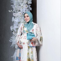Setelah mempublikasikan kehamilannya, kini Syahrini terlihat semakin sering memamerkan baby bump di perutnya yang sudah semakin besar. Seperti dalam foto unggahan terbarunya, Syahrini terlihat berpose sambil memegang baby bumpnya. Foto: Instagram/@princessyahrini