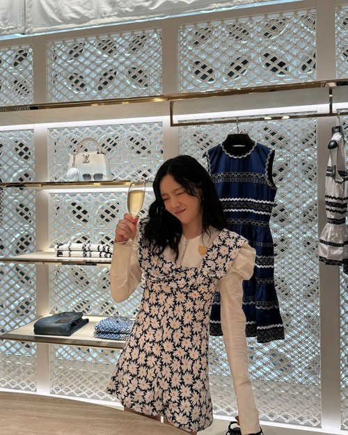 Taeyeon saat berada di store LV di Plaza Indonesia, Jakarta.