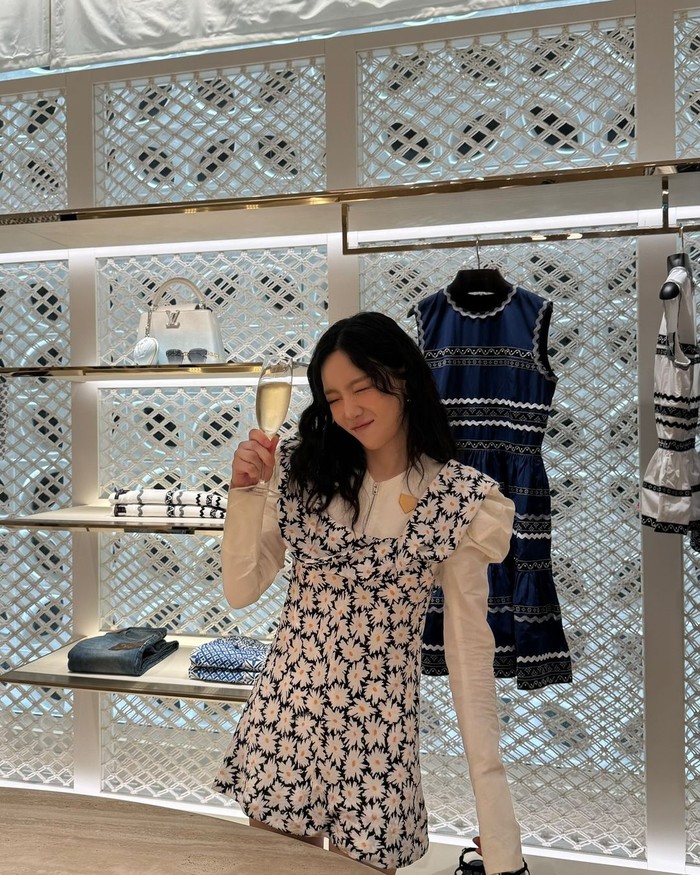Taeyeon saat berada di store LV di Plaza Indonesia, Jakarta.