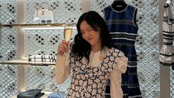 Taeyeon Diam-diam ke Jakarta, Foto-foto di Mal Taeyeon Diam-diam ke Jakarta, Foto-foto di Mal