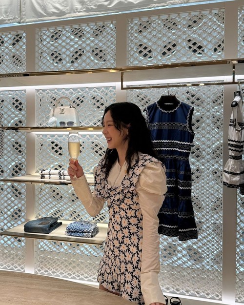 Taeyeon saat berada di store LV di Plaza Indonesia, Jakarta.