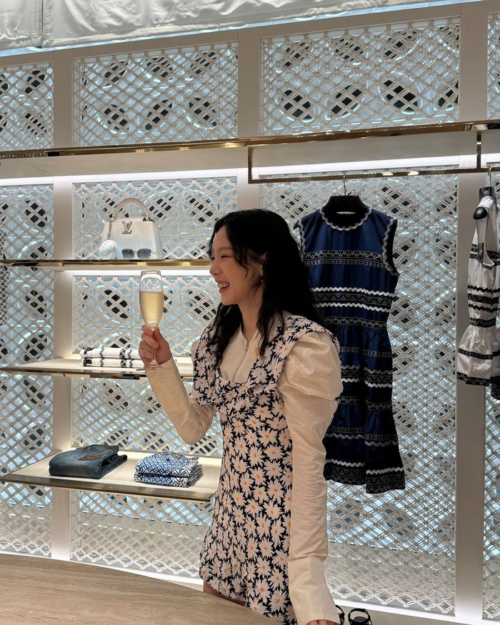 Taeyeon saat berada di store LV di Plaza Indonesia, Jakarta.