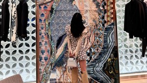 Taeyeon sedang serius melihat pajangan karya seni di stor Louis Vuitton di Plaza Indonesia. (Foto: dok. Instagram @taeyeon_ss)