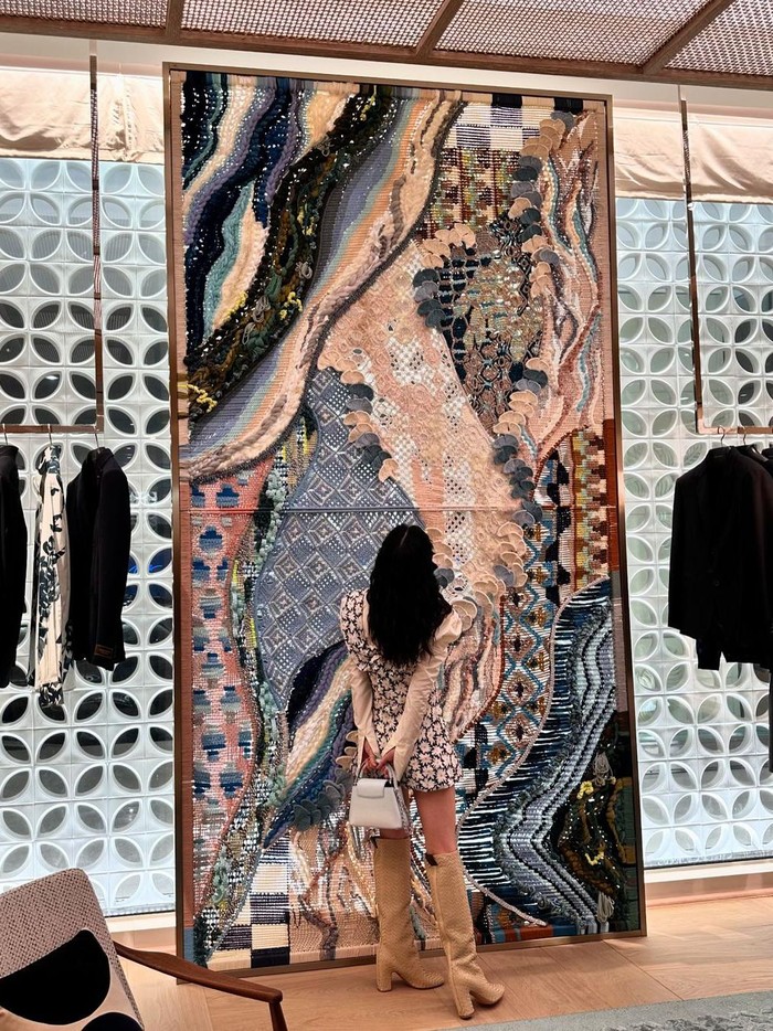 Taeyeon saat berada di store LV di Plaza Indonesia, Jakarta.