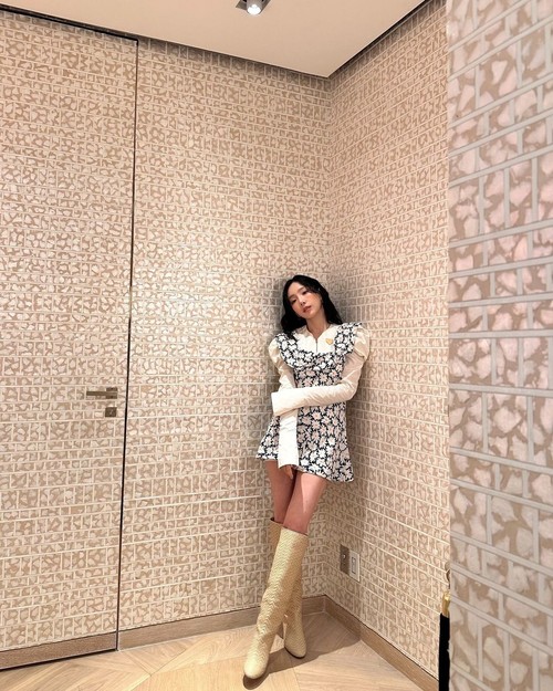 Taeyeon saat berada di store LV di Plaza Indonesia, Jakarta.