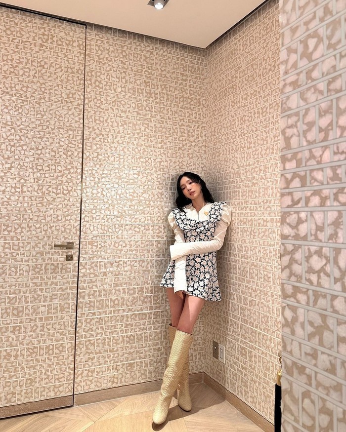 Taeyeon saat berada di store LV di Plaza Indonesia, Jakarta.