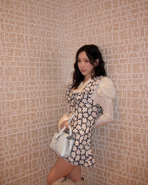 Taeyeon saat berada di store LV di Plaza Indonesia, Jakarta.
