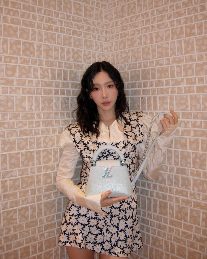 Taeyeon saat berada di store LV di Plaza Indonesia, Jakarta.
