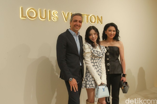 Di dalam butik, Taeyeon juga bertemu Bunga Citra Lestari dan Afgan. Butik tersebut dibuka kembali setelah melalui renovasi panjang. Wajah barunya erat dengan elemen Nusantara. (Foto: Rifkianto Nugroho/detikcom)