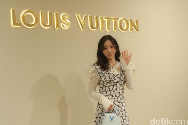 Pesona perempuan 35 tahun itu terpancar maksimal dalam balutan atasan putih lengan panjang dengan bahu bervolume yang dilapisi mini-dress floral nan feminin. (Foto: Rifkianto Nugroho/detikcom)