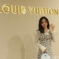 Pesona perempuan 35 tahun itu terpancar maksimal dalam balutan atasan putih lengan panjang dengan bahu bervolume yang dilapisi mini-dress floral nan feminin. (Foto: Rifkianto Nugroho/detikcom)