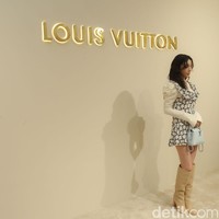 Ia kemudian memaksimalkan gayanya dengan high-knee boots kulit coklat yang tingginya sampai selutut. Tidak ketinggalan handbag LV berwarna biru pastel dari seri Capucines. (Foto: Rifkianto Nugroho/detikcom)