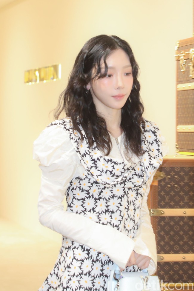 Agenda vokalis utama grup Girls’ Generation (SNSD) itu menyambangi Jakarta terbilang mengejutkan karena sempat dirahasiakan. Namun, kerumunan fans K-Pop terlihat berkumpul di luar area PI untuk menantikan siapa idola mereka yang datang. (Foto: Rifkianto Nugroho/detikcom)