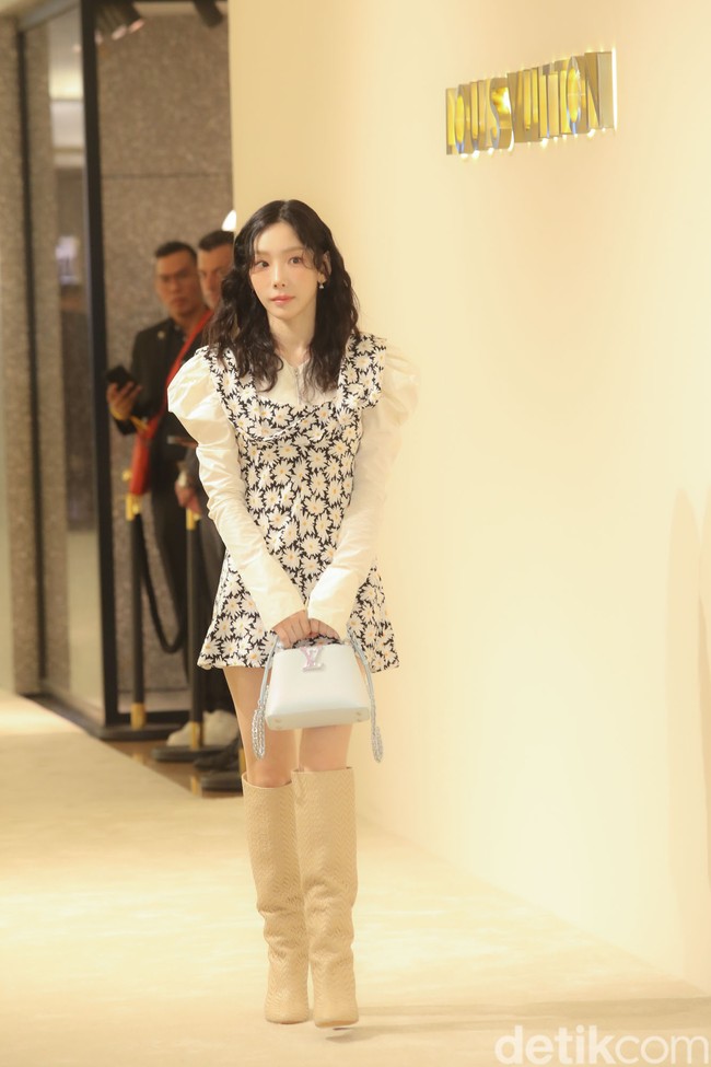 Setelah seleb lokal hilir berganti berdatangan, tibalah Taeyeon. Ia muncul from-head-to-toe dengan item-item teranyar keluaran Louis Vuitton.  (Foto: Rifkianto Nugroho/detikcom)