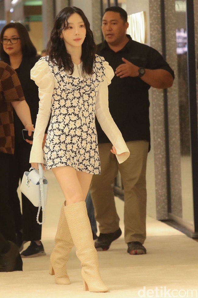 Hampir setahun setelah menggelar konser di Indonesia, Taeyeon datang lagi. Kali ini, kehadiran penyanyi Korea Selatan itu untuk pembukaan ulang butik Louis Vuitton di Plaza Indonesia (PI), Jakarta, pada Rabu (29/5/2024). (Foto: Rifkianto Nugroho/detikcom)