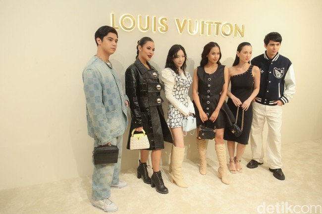 Saat momen red carpet, Taeyeon sempat berpose bersama selebriti kenamaan Tanah Air. Ada Raisa, Maudy Ayunda, Julie Estelle, Maxime Bouttier, dan Al Ghazali. (Foto: Rifkianto Nugroho/detikcom)