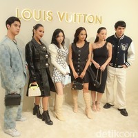 Saat momen red carpet, Taeyeon sempat berpose bersama selebriti kenamaan Tanah Air. Ada Raisa, Maudy Ayunda, Julie Estelle, Maxime Bouttier, dan Al Ghazali. (Foto: Rifkianto Nugroho/detikcom)