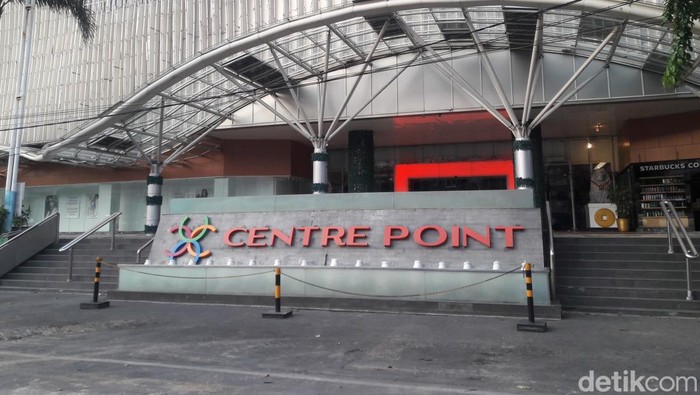 Tampak depan Mal Centre Point setelah pelepasan segel dan tidak terparkirnya alat berat. (Foto: Indah Mawarni/detikSumut).