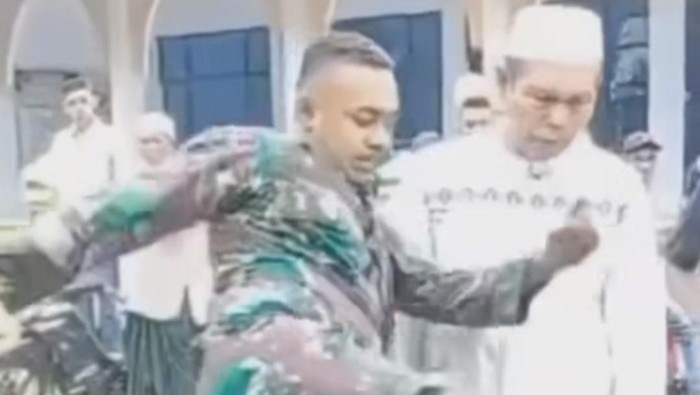 Tangkapan layar video oknum TNI mengamuk dan tendang warga. (terangmedia/Instagram)