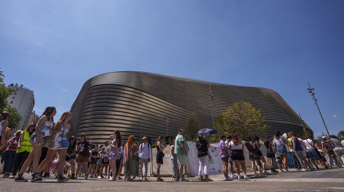 Fans of US singer Taylor Swift queue to enter her concert, outside Santiago Bernabeu stadium in Madrid, Spain, Wednesday, May 29, 2024. (AP Photo/Manu Fernandez)