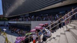 Ribuan Swifties Serbu Markas Real Madrid untuk Nonton Konser Eras Tour