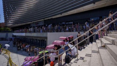 Fans of US singer Taylor Swift queue to enter her concert, outside Santiago Bernabeu stadium in Madrid, Spain, Wednesday, May 29, 2024. (AP Photo/Manu Fernandez)
