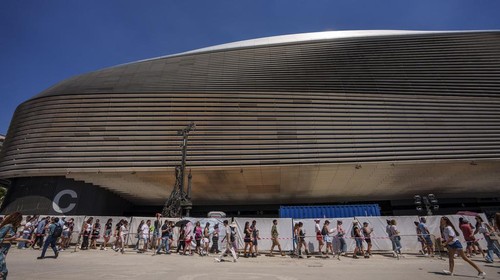 Fans of US singer Taylor Swift queue to enter her concert, outside Santiago Bernabeu stadium in Madrid, Spain, Wednesday, May 29, 2024. (AP Photo/Manu Fernandez)