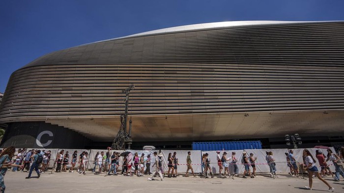 Fans of US singer Taylor Swift queue to enter her concert, outside Santiago Bernabeu stadium in Madrid, Spain, Wednesday, May 29, 2024. (AP Photo/Manu Fernandez)