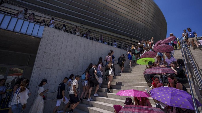 Fans of US singer Taylor Swift queue to enter her concert, outside Santiago Bernabeu stadium in Madrid, Spain, Wednesday, May 29, 2024. (AP Photo/Manu Fernandez)