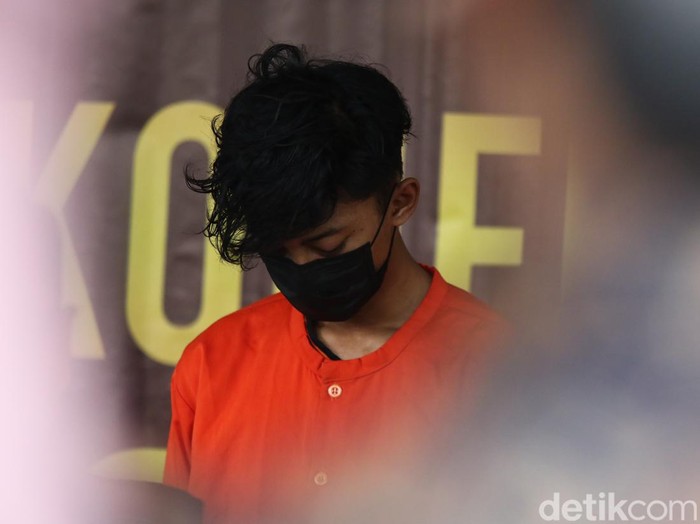 Tersangka pemerkosa anak di bawah umur, TN (21) asal Kabupaten Gunungkidul, dihadirkan saat konferensi pers di Mapolda DIY, Kamis (30/5/2024).