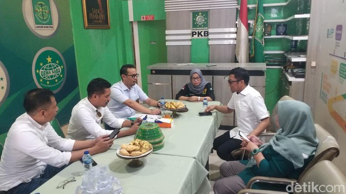 Tim Kerabat Adnan mengambil formilir penjaringan Pilgub Sulsel untuk Bupati Gowa Adnan Purichta Ichsan di Kantor PKB Sulsel.