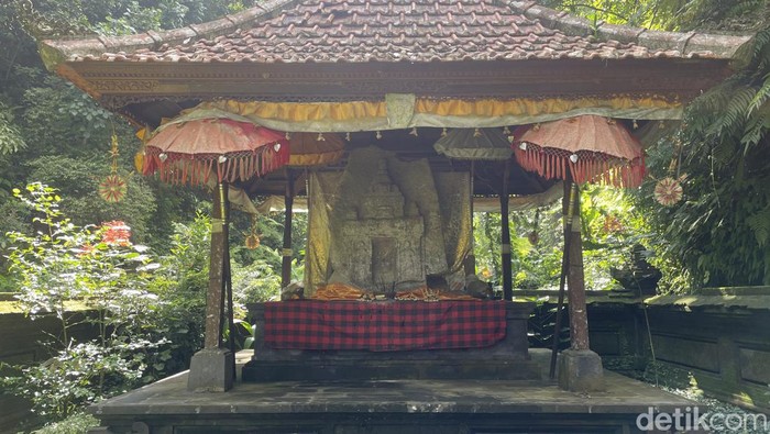 Tips Berkunjung ke Goa Rajo Waterfall, Yuk Disimak! Bali yang biasanya identik dengan pantainya yang indah, pura-pura, dan kekayaan budaya. Tapi tahukah traveler jika Bali juga punya air terjun hidden gem yang asri nan eksotis?