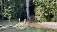 Traveler akan menuruni beberapa anak tangga dan jalan setapak yang kanan-kirinya ada pepohonan yang asri. Sepanjang jalur, traveler akan dibuat takjub dengan pemandangan sungai-sungai kecil, jembatan kayu, dan bebatuan.