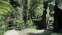 Goa Rajo Waterfall berlokasi di Jehem, Kecamatan Tembuku, Kabupaten Bangli, Bali. Traveler diperbolehkan memasuki area air terjun mulai pukul 08.00–18.00 WITA.