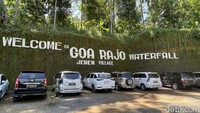 Salah satu destinasi air terjun terbaik di Bali adalah Air Terjun Goa Rajo yang terletak di Kabupaten Bangli. Nama Goa Rajo yang dalam bahasa Indonesia diartikan sebagai “Goa Raja” karena air terjun yang satu ini terletak di dalam gua.