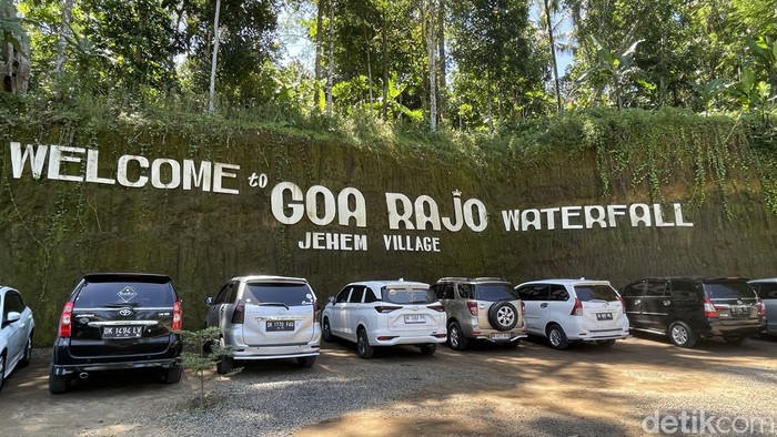Tips Berkunjung ke Goa Rajo Waterfall, Yuk Disimak! Bali yang biasanya identik dengan pantainya yang indah, pura-pura, dan kekayaan budaya. Tapi tahukah traveler jika Bali juga punya air terjun hidden gem yang asri nan eksotis?