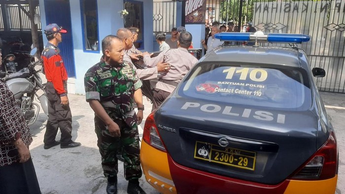 TNI, Polri dan warga saat berjaga di lokasi satpam disabet sajam, di Kasihan, Bantul, Kamis (30/5/2024).