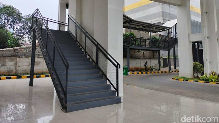 TOD Skybridge di samping Stasiun Pondok Cina, Depok.