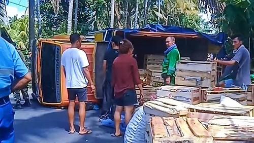 Truk bermuatan jeruk terbalik di Karangasem, Bali, sore tadi, Kamis (30/5/2024).