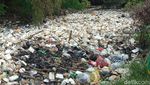 Potret Tumpukan Sampah Cemari Sungai di Pangarengan Cirebon
