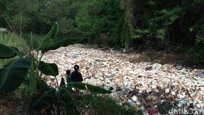 Tumpukan sampah di sungai Desa Pangarengan, Kabupaten Cirebon. Tumpukan sampah di sungai Desa Pangarengan, Kabupaten Cirebon.