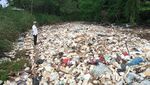 Potret Tumpukan Sampah Cemari Sungai di Pangarengan Cirebon