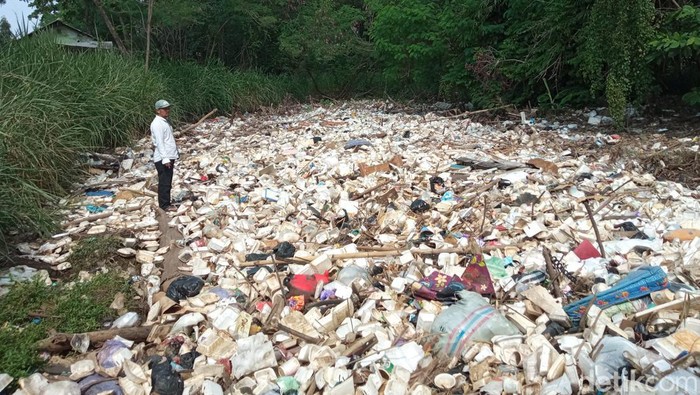 Tumpukan sampah di sungai Desa Pangarengan, Kabupaten Cirebon.