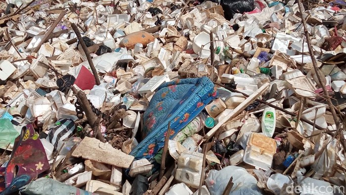 Tumpukan sampah di sungai Desa Pangarengan, Kabupaten Cirebon.
