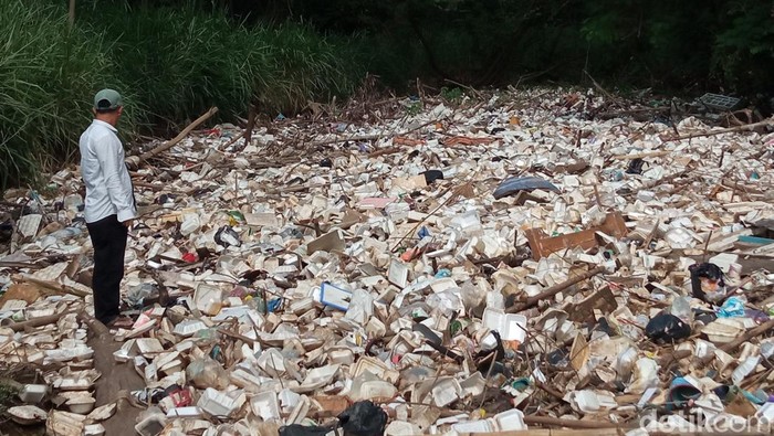 Tumpukan sampah memadati aliran sungai di Desa Pengarengan, Kecamatan Pangenan, Kabupaten Cirebon.
