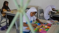 Sejumlah siswa berkebutuhan khusus mengikuti lomba mewarnai gambar dalam Festival dan Lomba Seni Siswa Nasional (FLS2N) di Sekolah Luar Biasa (SLB) Dria Adi, Semarang, Jawa Tengah, Kamis (30/5/2024).